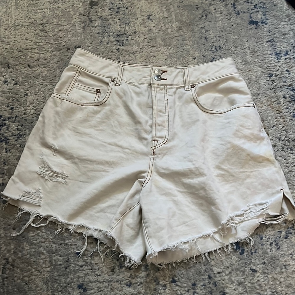 We The Free CRVY Sz 31 ivory cream ripped high rise shorts button fly